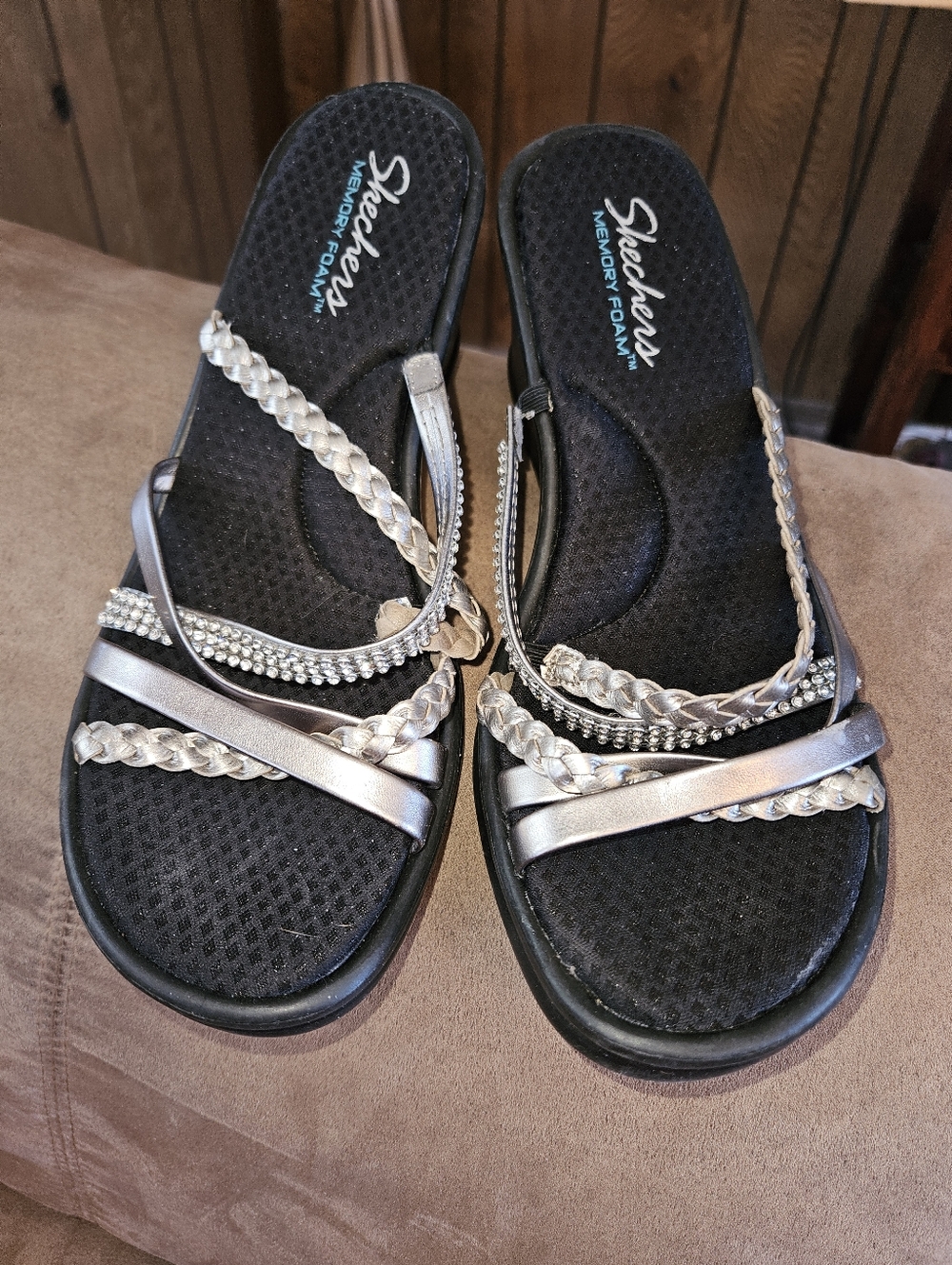 Skechers Sz 10 Rumblers Wild Child 2 1/2" Wedge Sandals in Black and Silver